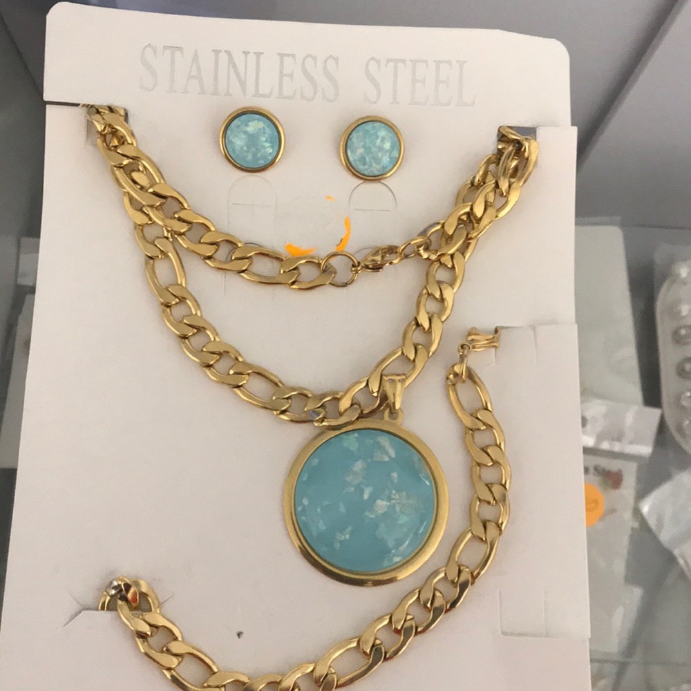 Necke earing and brazalete